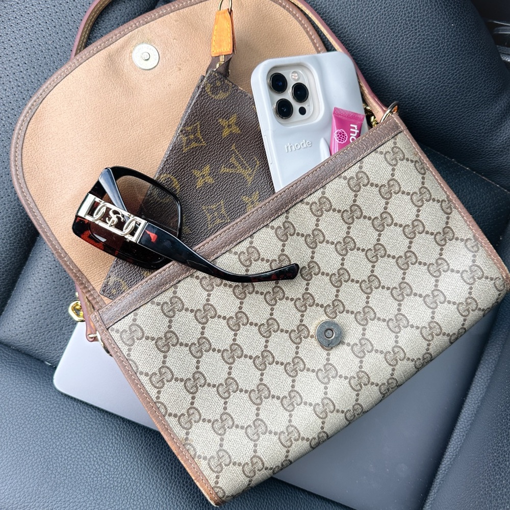✨🍒Vintage Gucci Beige GG Canvas Shoulder Bag with Brown Trim and Gold Chain🍒✨ - Picture 3 of 13